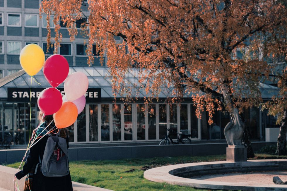 couple in street with heart balloons