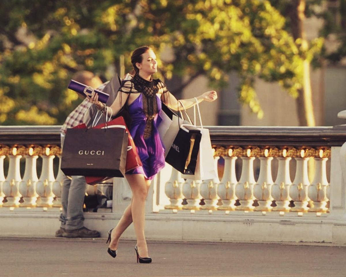 9 Awkward Thoughts While You're Shopping Alone