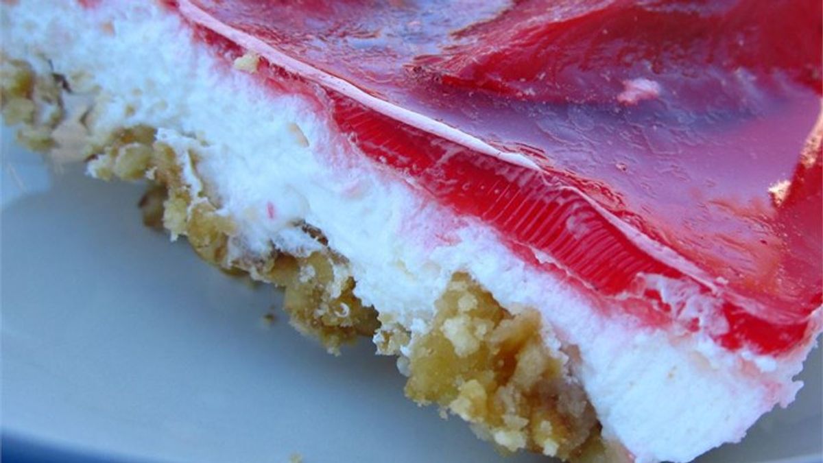 It May Sound Weird, But This Strawberry Pretzel Salad Is Insanely Yummy