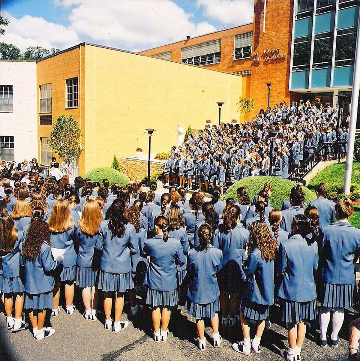 7 Signs You Went To An All Girls School