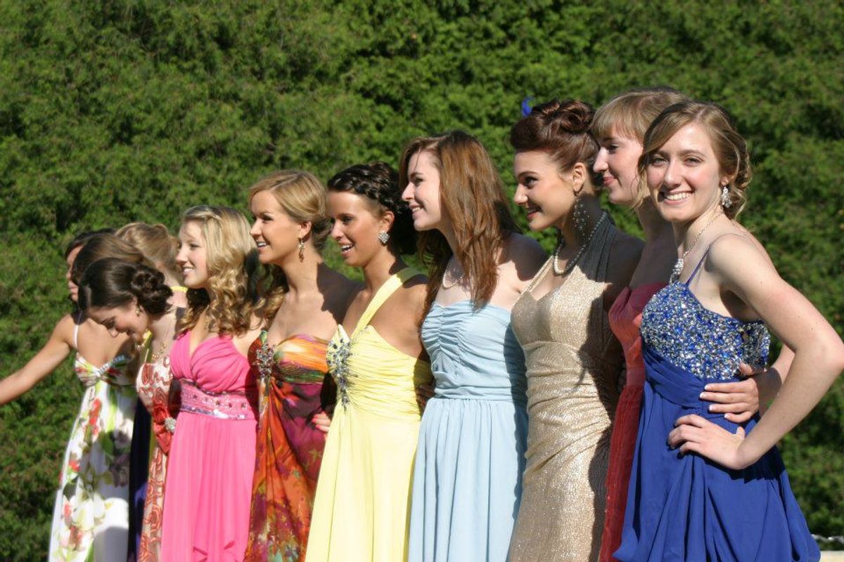 10 Thoughts College Students Have When Prom Pictures Go Up