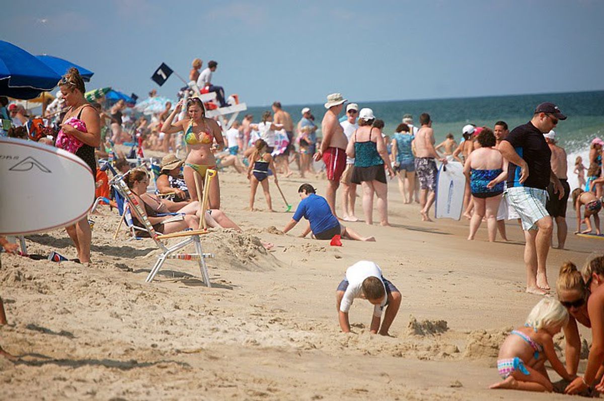 10 People You Always See At The Beach