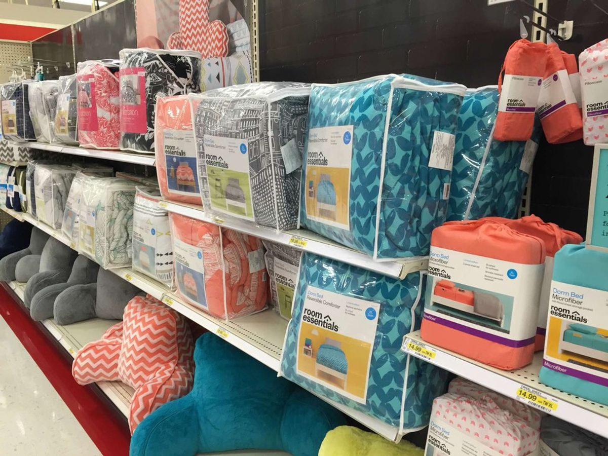 5 Things Everyone Experiences While Dorm Shopping