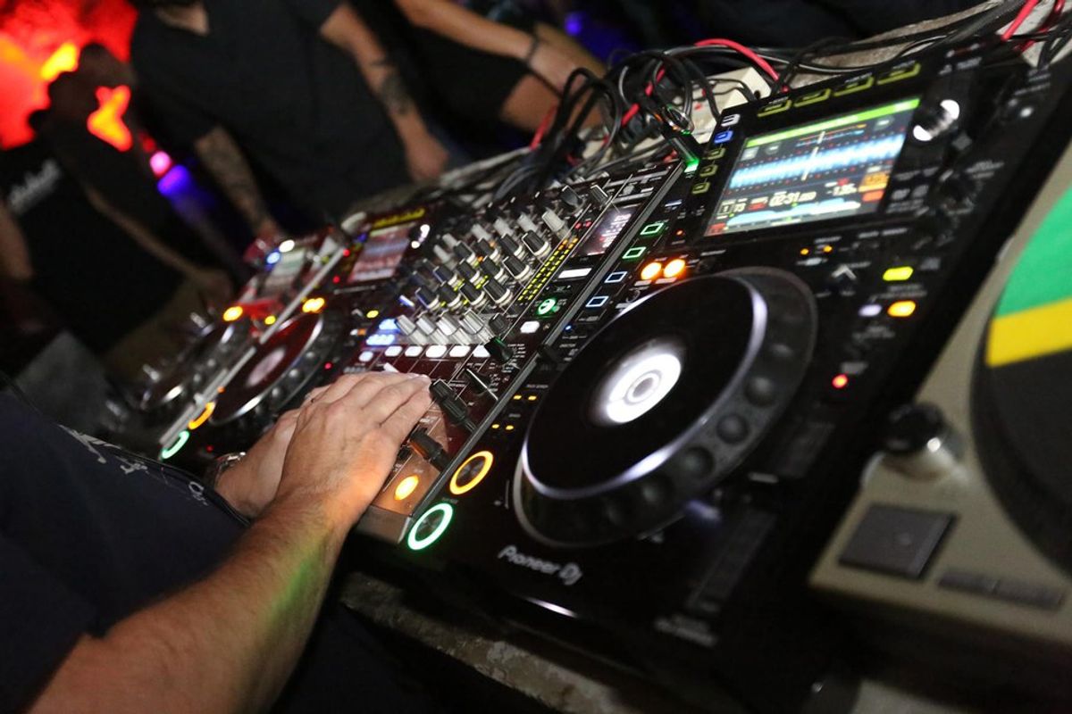 Top 10 Dos And Don'ts For Up And Coming DJs (Facebook Edition)