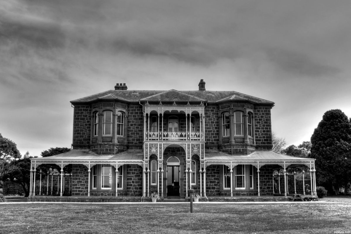 The Holloway Mansion - Short Horror Story