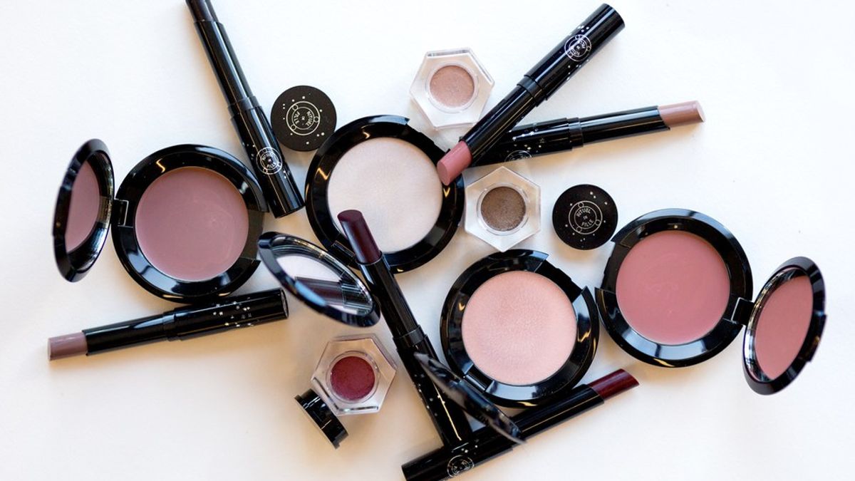 Five Great Gift Ideas For the Makeup Lover In Your Life