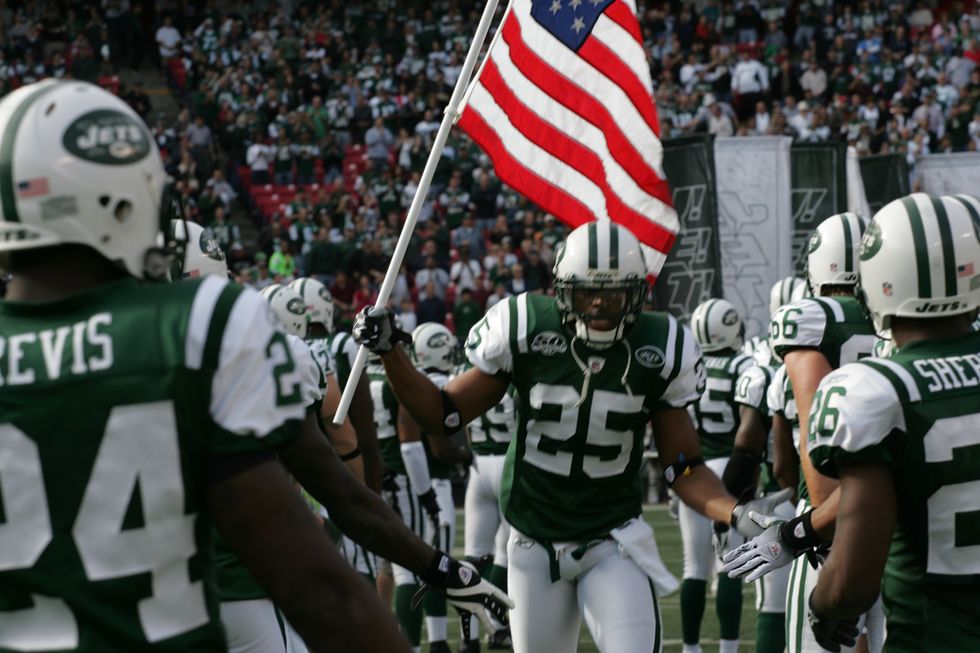 File:Service members unfurl flag at NY Jets first home game at new  Meadowlands Stadium.jpg - Wikimedia Commons