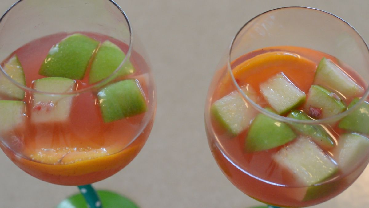 How To Make Your New Favorite Summertime Sangria