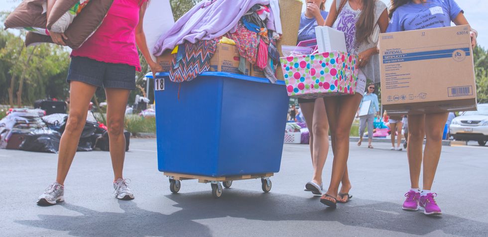 15 Painful Experiences EVERY College Student Has On Move-In Day