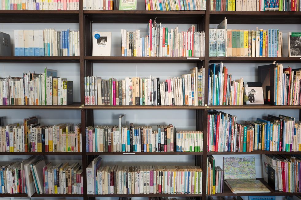 7 Ways To Organize Your Bookshelves