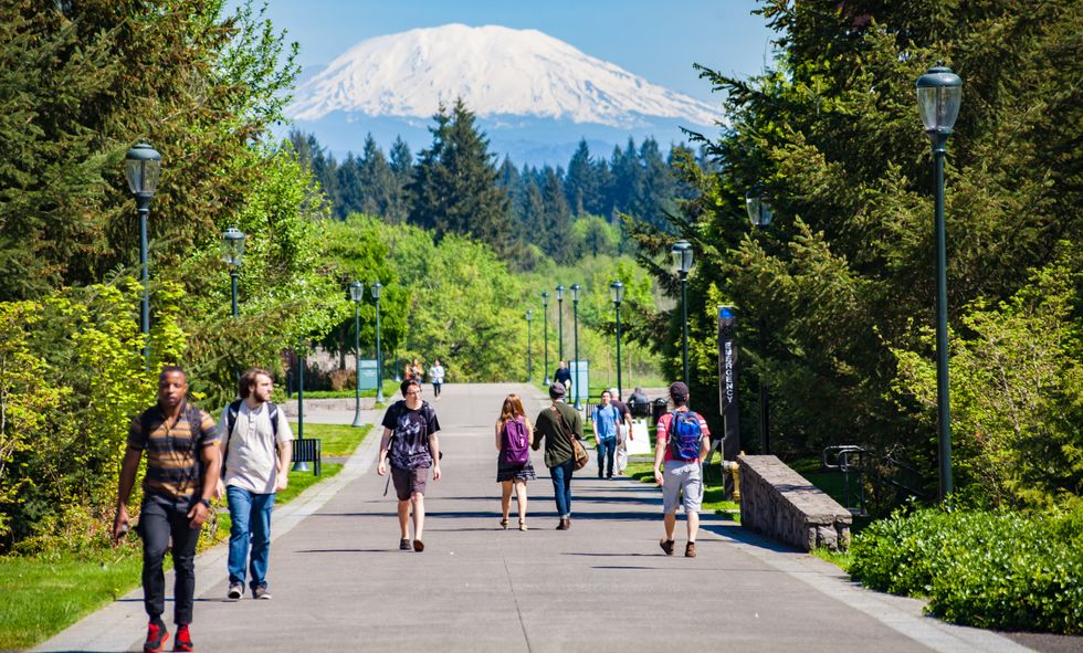 26 Thoughts Every College Student Has While Walking To Class