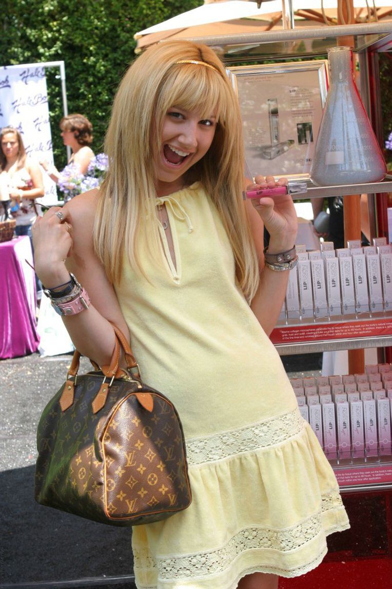 Ashley Tisdale's Louis Vuitton belt is super cute!