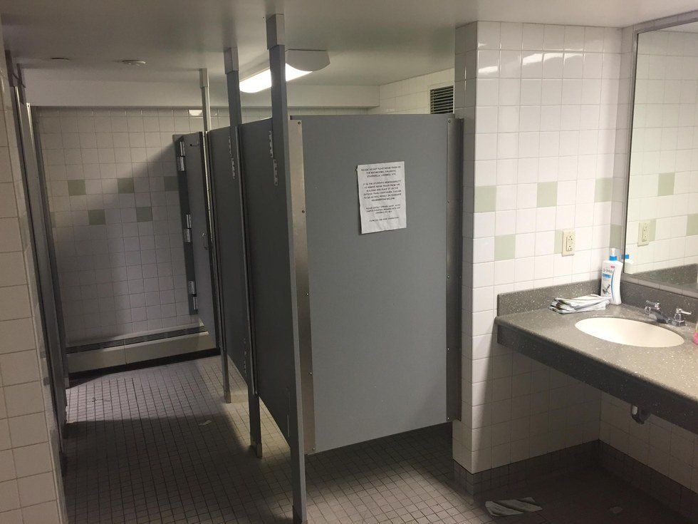 10 Reasons Why Communal Dorm Bathrooms Are The Worst