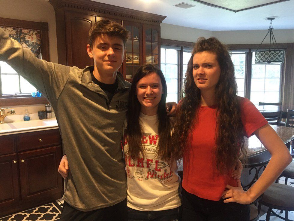 15 Struggles You've Had If You're The Oldest And Shortest Sibling