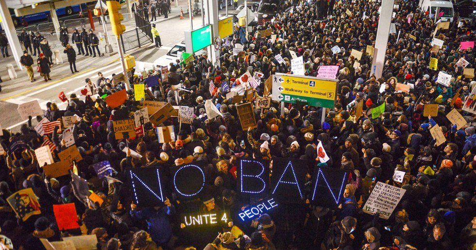 15 Of The Best Airport Protest Signs