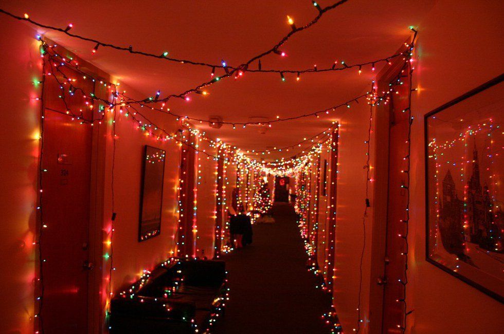 5 Simple Ways to Decorate Your Dorm For Christmas