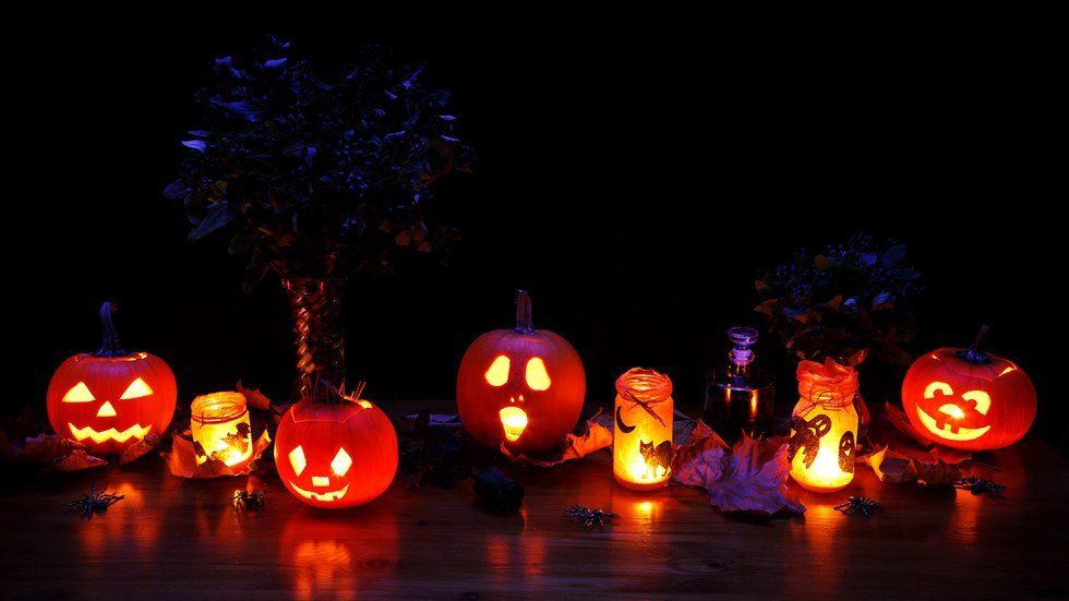 13 Iconic Halloween Decorations That Never Get Old