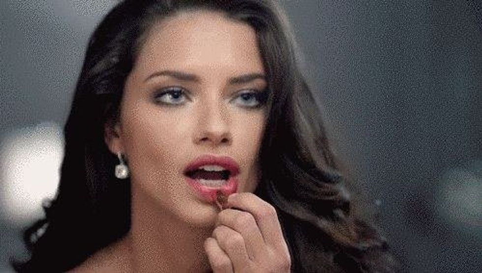 25 Thoughts We Have While Doing Our Makeup