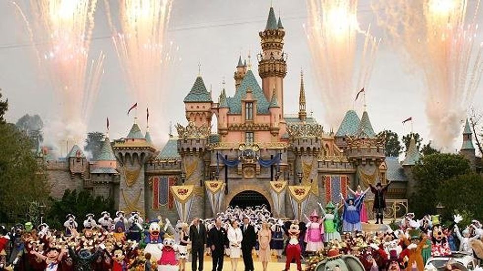 40 Things You Think At Disneyland