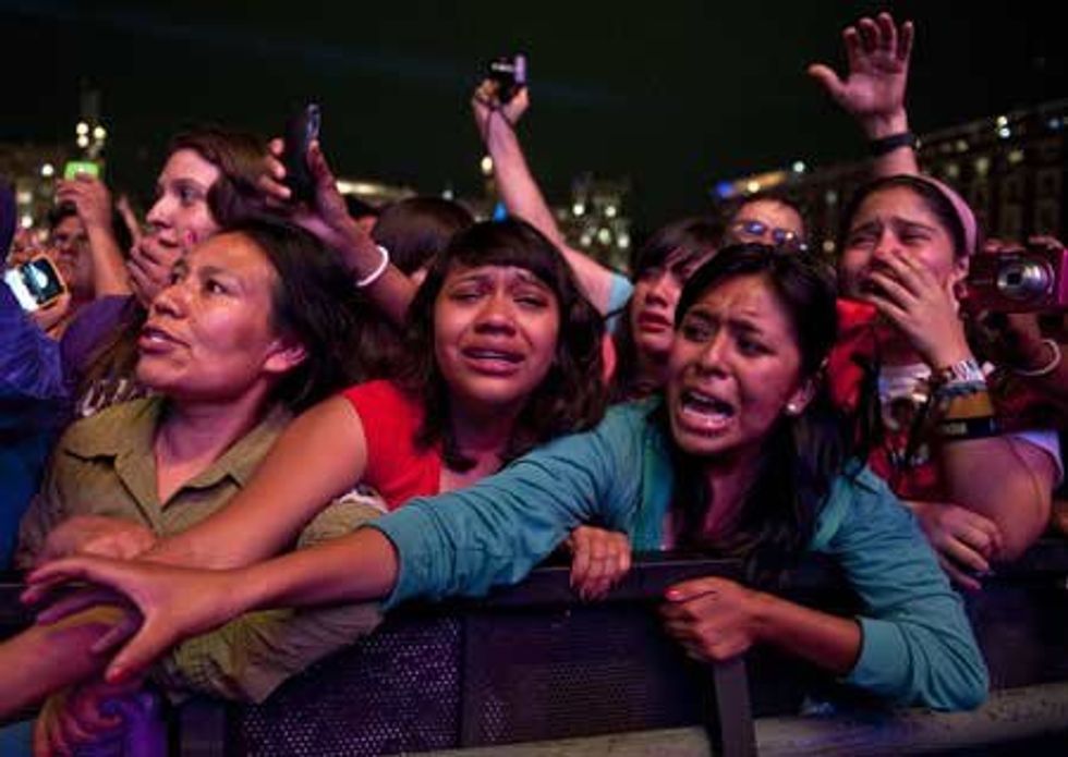 Stages of Freaking Out When Spotting a Celebrity