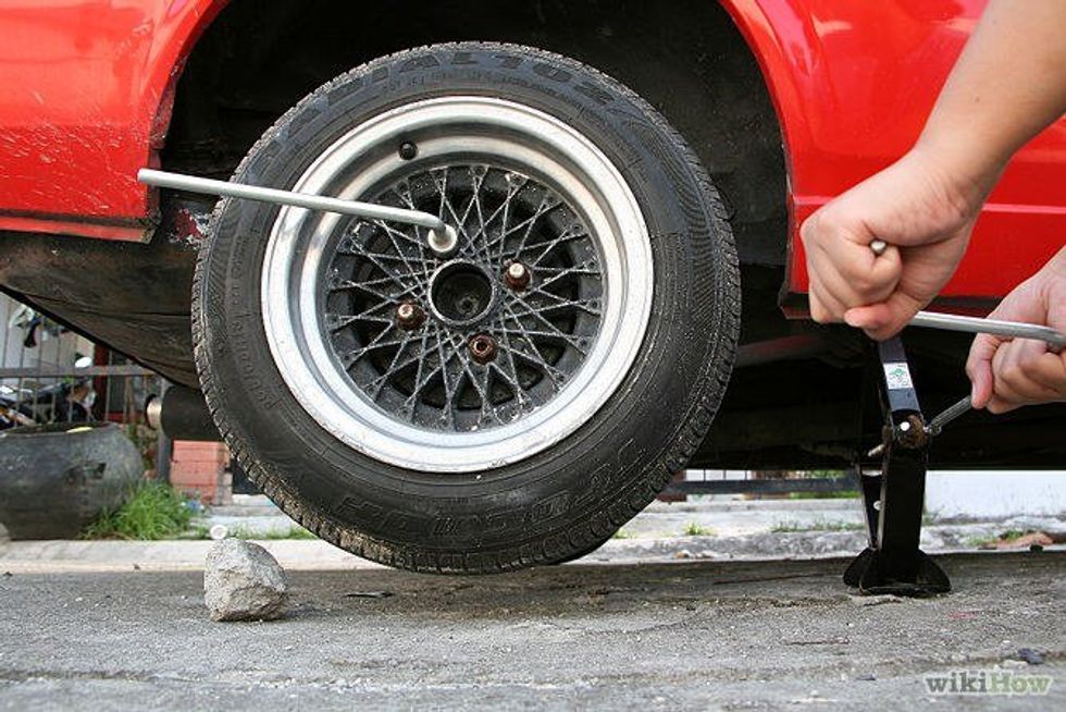 5 Hot Celebrities That Could Change Your Flat Tire And 1 Who You Shouldn't Trust