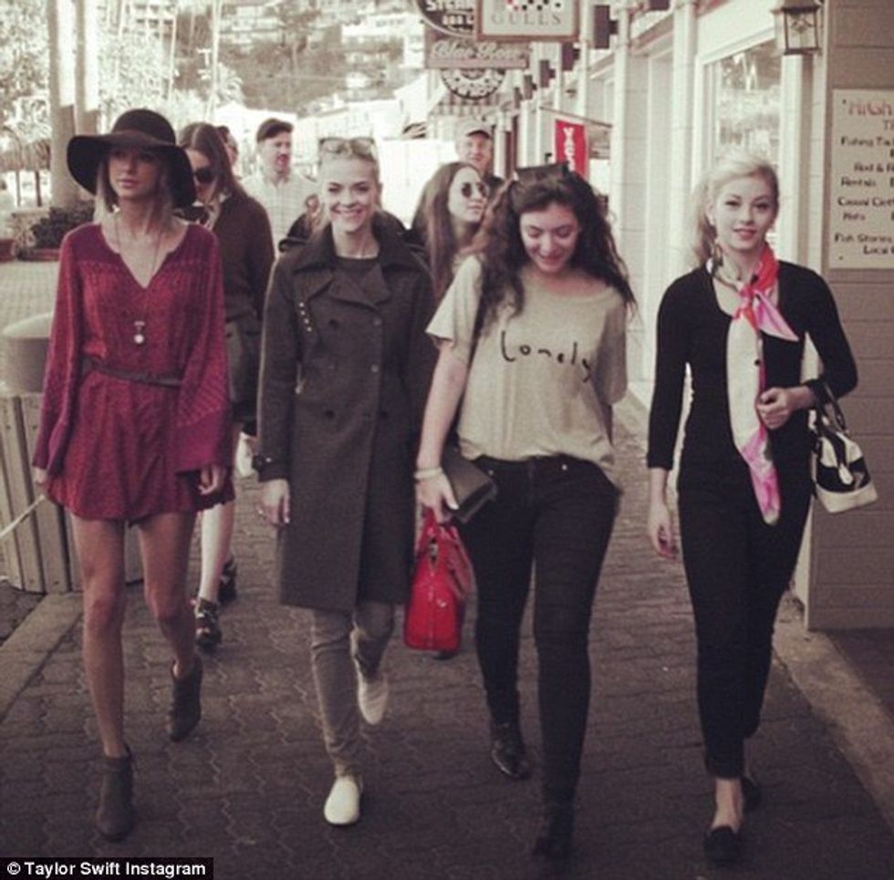 5 Reasons Why I am Jealous I am Not in Taylor Swift's Friend Group